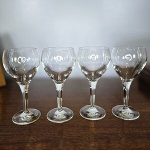 Elegant Clear Wine Glass Set